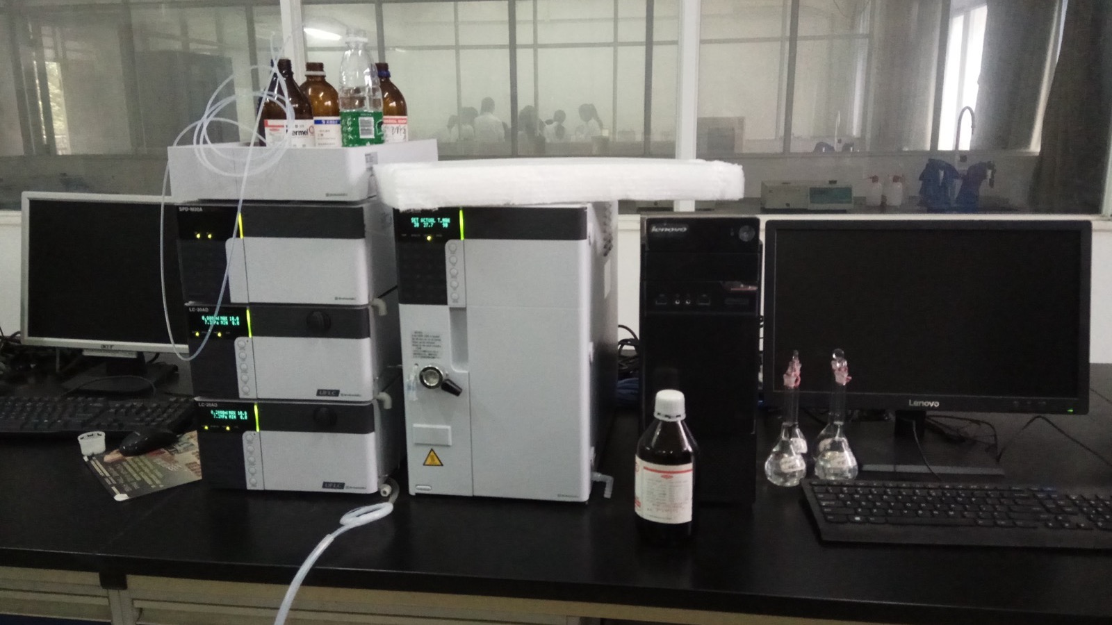 High-performance liquid chromatography system used to separate pharmaceutical components and impurities